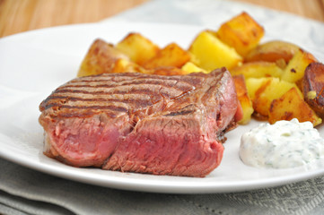 Rinderfilet mit Bratkartoffeln