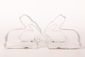 Osterhasen stehen sich gegenüber