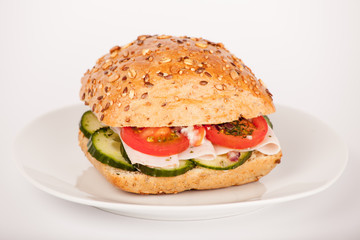 Mehrkorn Brötchen belegt mit Schinken und Salat