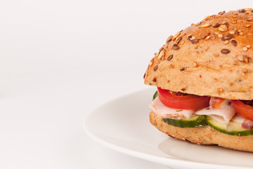Mehrkorn Brötchen belegt mit Schinken und Salat