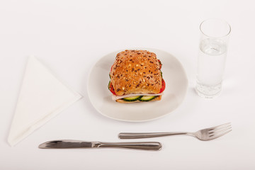 Mehrkornbrötchen von oben auf Teller mit Besteck