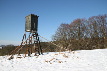 Jäger Kanzel am Stadtrand auf verschneiter Wiese