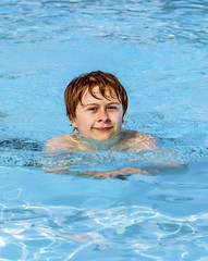 Fototapeta na wymiar boy swimming in the pool