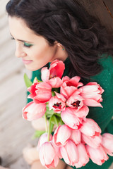 Obraz na płótnie Canvas Piękna młoda kobieta z różowe tulipany