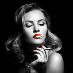 Retro-Porträt der schönen Frau mit Zigarette © yuriyzhuravov