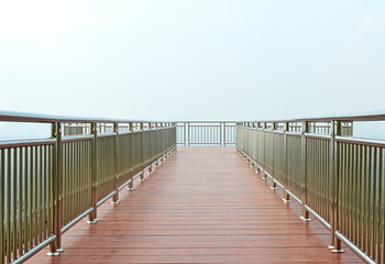 Fototapeta na wymiar most nad przepaścią