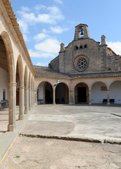 Fototapeta na wymiar Fasada kościoła sanktuarium Monti-ności Porreres M