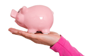 Weibliche Hand hält ein rosa Sparschwein