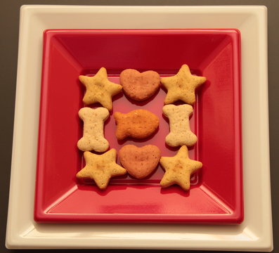 Biscotti su un piatto quadrato rosso