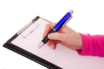 Weibliche Hand schreibt mit einem Kugeschreiber
