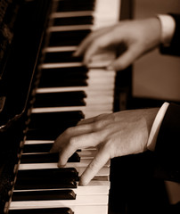 Fototapeta na wymiar Pianista gra na fortepianie