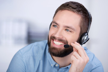 lächelnder kundenbetreuer mit headset