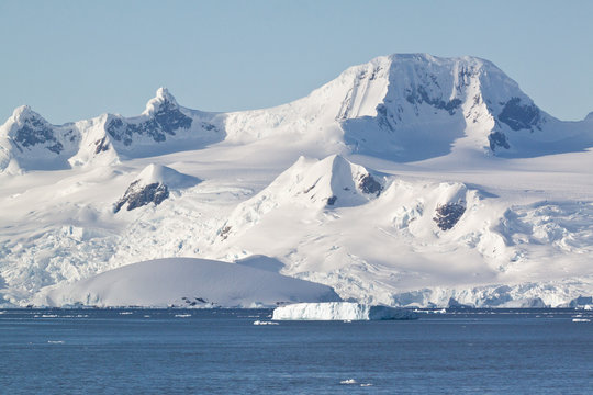 Eisgipfel und Gletscher von Trinity Island über dem Meer