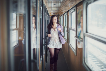 Femme marchant dans les couloir d'un train