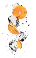 Photo sur Plexiglas Dans la glace Tranches d& 39 oranges avec des glaçons, isolés sur fond blanc