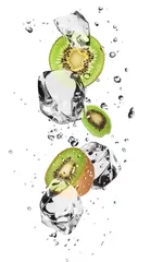 Foto op Plexiglas Fruit in ijs Kiwischijfjes met ijsblokjes, geïsoleerd op witte achtergrond