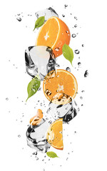 Orangen mit Eiswürfeln, isoliert auf weißem Hintergrund