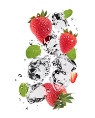 Deurstickers Fruit in ijs Aardbeien met ijsblokjes, geïsoleerd op witte achtergrond