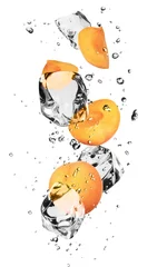 Photo sur Plexiglas Dans la glace Abricots avec des glaçons, isolés sur fond blanc