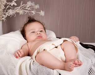 kleines süßes baby kind neugeborenes mit kuscheldecke