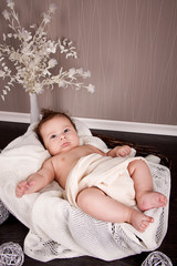 kleines süßes baby kind neugeborenes mit kuscheldecke