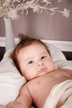 kleines süßes baby kind neugeborenes mit kuscheldecke