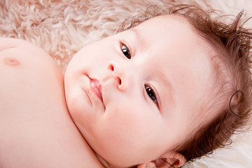 kleines süßes baby portrait kleinkind neugeboren