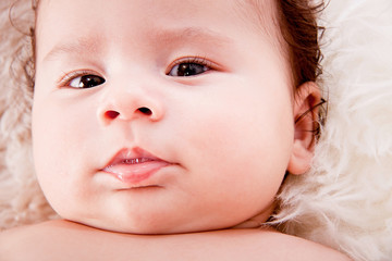 kleines süßes baby portrait kleinkind neugeboren