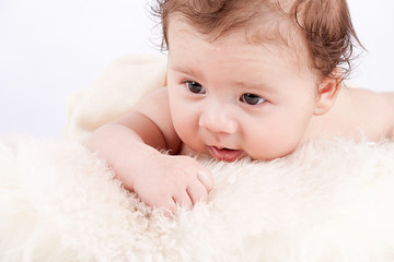 kleines süßes baby portrait kleinkind neugeboren