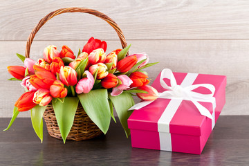Fototapeta na wymiar w pudełku z różowe tulipany i jaj wielkanocnych