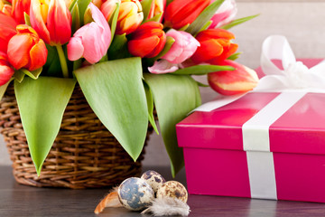 geschenkbox in pink mit tulpen und ostereier