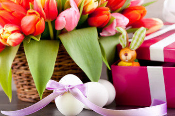 Obraz na płótnie Canvas w pudełku z różowe tulipany i jaj wielkanocnych