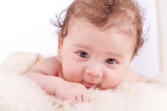 kleines s&uuml;&szlig;es baby portrait kleinkind neugeboren