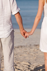 verliebtes paar hand in hand im sommer