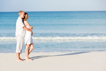 Fototapeta na wymiar junges glückliches verliebtes paar am strand