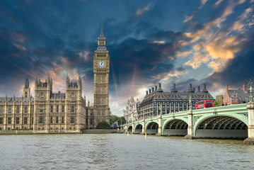 Fototapeta premium Londyn. Piękny widok na most Westminster i domy Parli