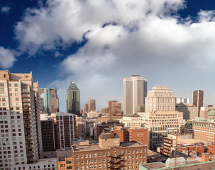 Fototapeta na wymiar Montreal, Kanada. Piękny widok z lotu ptaka na miasto drapaczy chmur