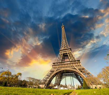 Fototapeta Wspaniały widok na Wieżę Eiffla w Paryżu. La Tour Eiffel z niebem
