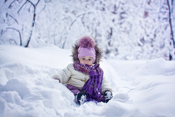 Baby girl' sitting in snow