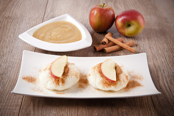 Milchreisb&auml;llchen mit Zimt und Apfelmus