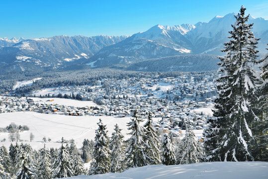 Panoramablick auf Wintersportgebiet