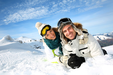 Fototapeta na wymiar Para narciarzy ustanawiające w śniegu