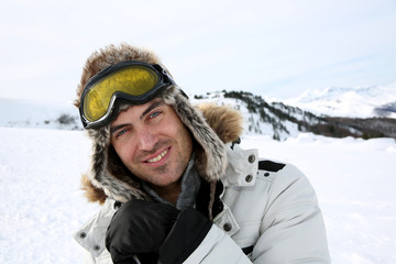 Fototapeta na wymiar Portret swnowboarder stojący na torze śniegu