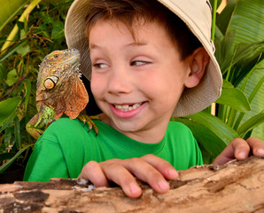 Kind mit Iguana