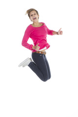 Junge Frau springt in die Luft