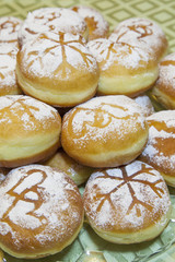Obraz na płótnie Canvas Słodkie świeżo pieczone pączki posypane cukrem pudrem