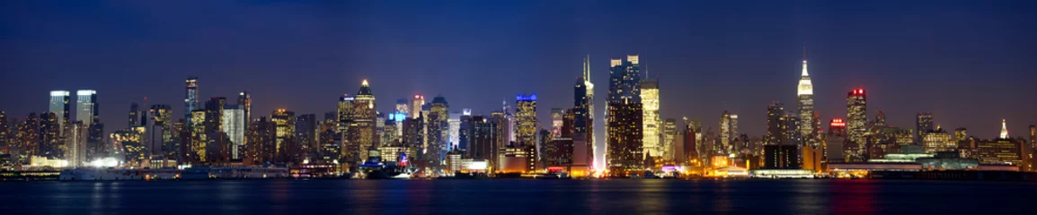 Poster Manhattan skyline panorama in de schemering, New York City © Oleksandr Dibrova