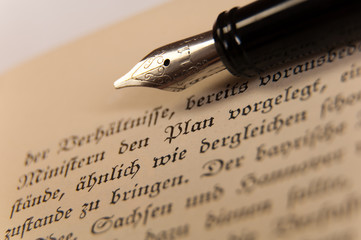 Stift und altes Buch