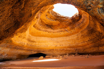Fototapeta premium Sławna jaskinia przy Benagil plażą w Algarve Portugalia