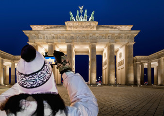 Touristin fotografiert das Brandenburger Tor